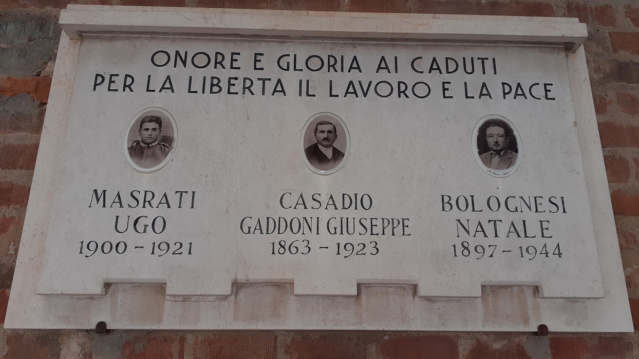 Lapide commemorativa dedicata a Masrati, Casadio e Bolognesi per il loro sacrificio per libertà e pace.