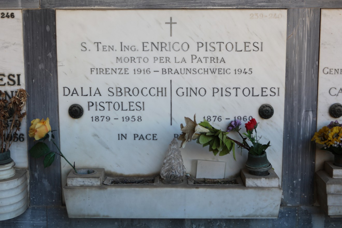 Sepolcro di Enrico Pistolesi, con lastre marmoree e decorazioni floreali, situato in un cimitero.