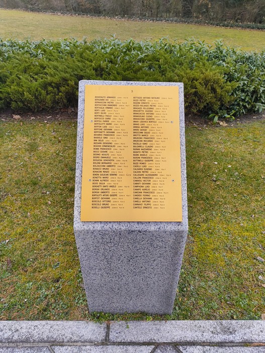 Cimitero militare italiano di Zehlendorf con memoriale dedicato ai caduti. Verde circostante e atmosfera di rispetto.