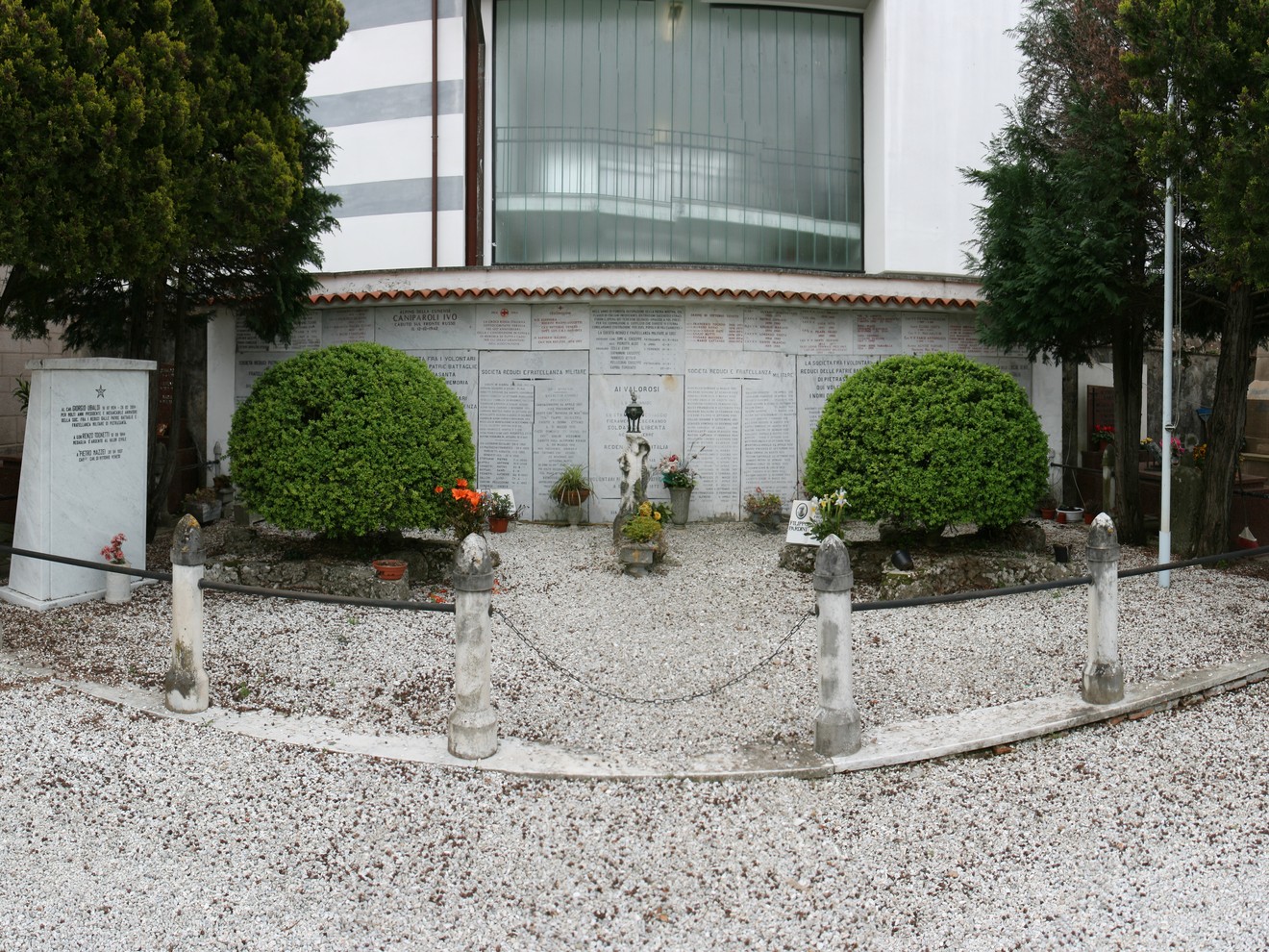 Sacrario della Croce Rossa, un luogo di memoria e rispettosa commemorazione. Giardini curati e marmi poetici.