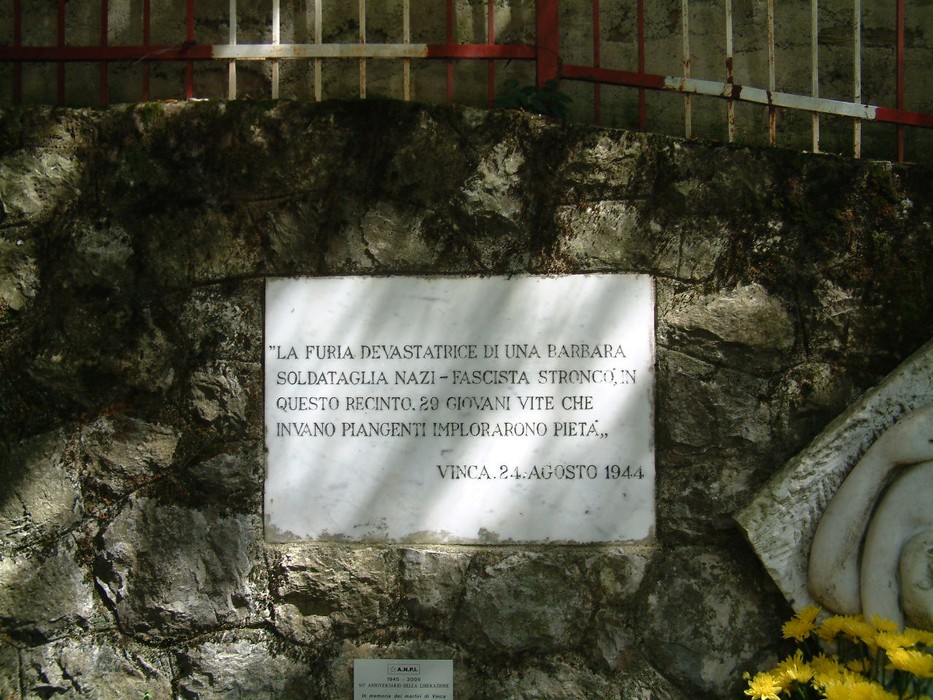 Monumento di Mandrione, memoriale dedicato ai giovani tragicamente uccisi durante il conflitto.