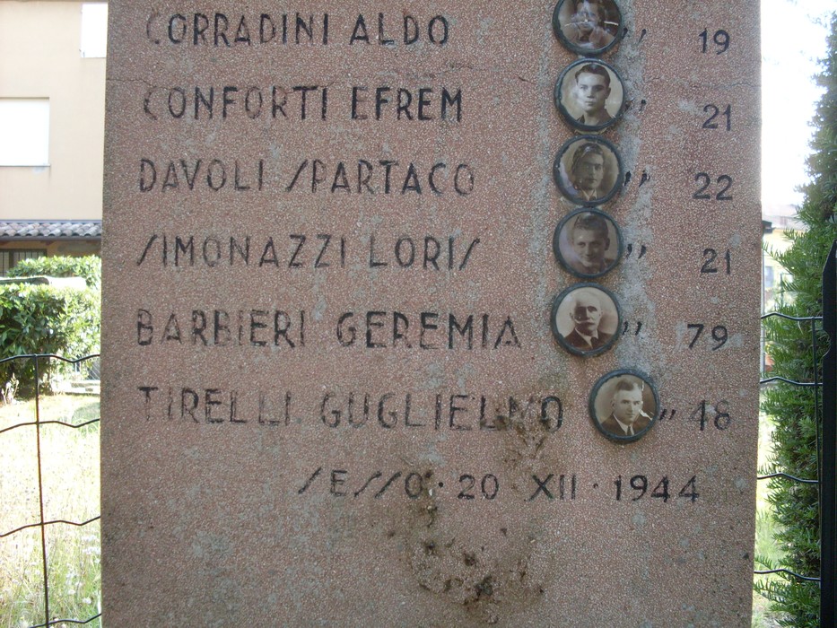 Monumento ai martiri di Sesso, celebra le vittime della Seconda Guerra Mondiale con nomi incisi e foto commemorative.