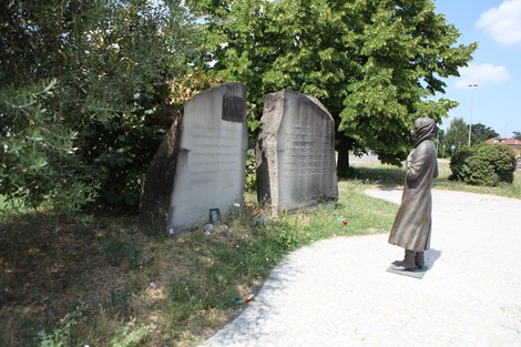 Monumento commemorativo con statue e pannelli di pietra dedicati all'eccidio di Pratomaggiore.