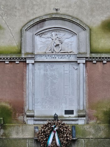 Lapide commemorativa dedicata ai caduti di Lentigione e Sorbolo, adornata con una corona d'alloro.