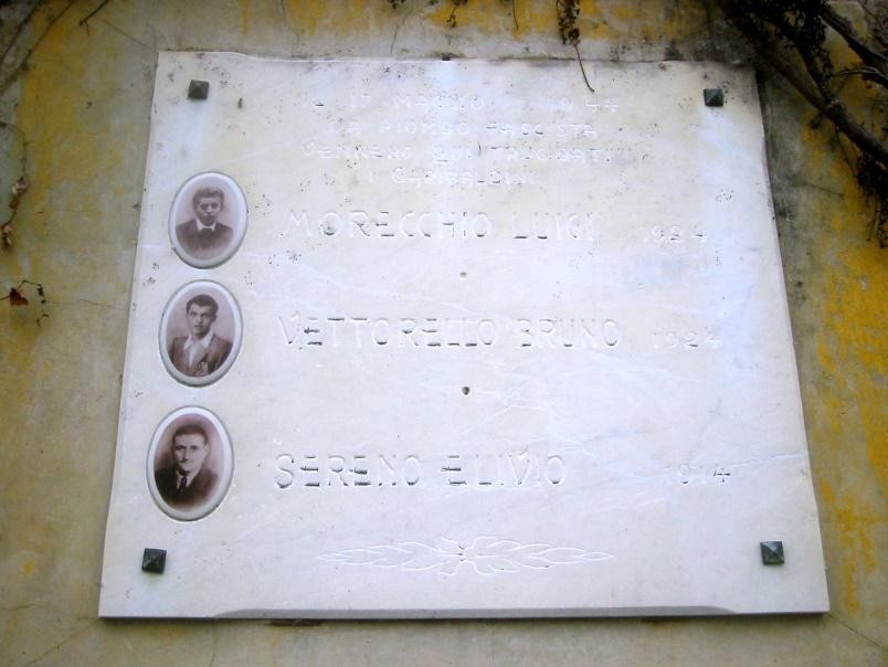 Lapide commemorativa dedicata a Morecchio, Vettorello e Sereno con fotografie e nomi inciso.