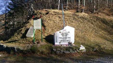Monumento commemorativo dedicato ai caduti della Brigata Stella Rossa e del Battaglione Sovietico.