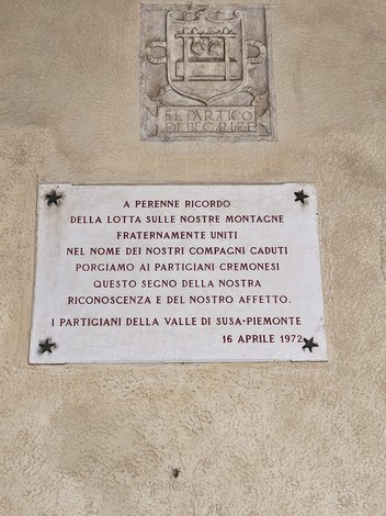Lapide commemorativa in onore dei Partigiani cremonesi, con un messaggio di ricordo e riconoscenza.