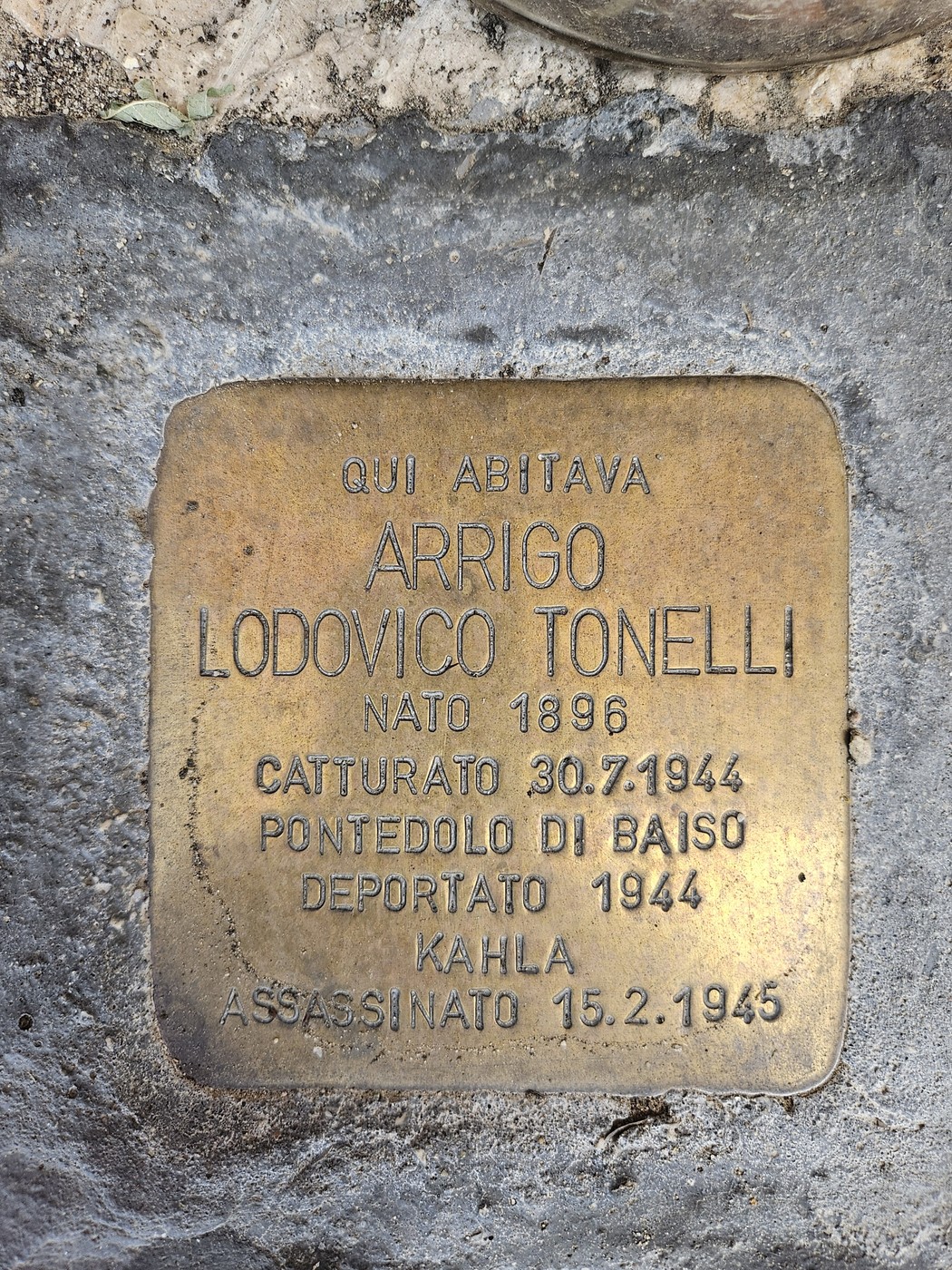 Pietra d'inciampo dedicata a Lodovico Tonelli, commemorando la sua cattura e il destino tragico.