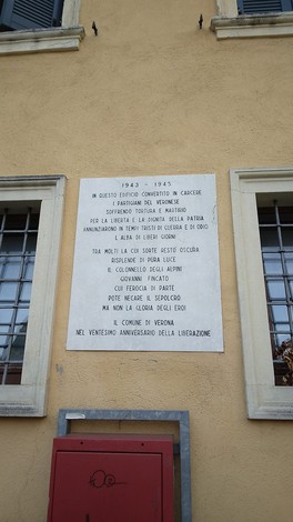 Lapide commemorativa che ricorda il carcere nazista, con riferimenti storici e commemorativi.