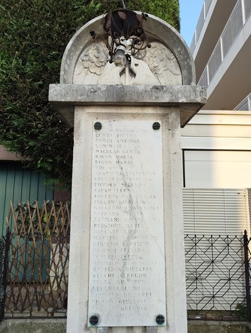Monumento ai caduti di Santa Bertilla, con iscrizioni e decorazioni artistiche in ricordo dei defunti.