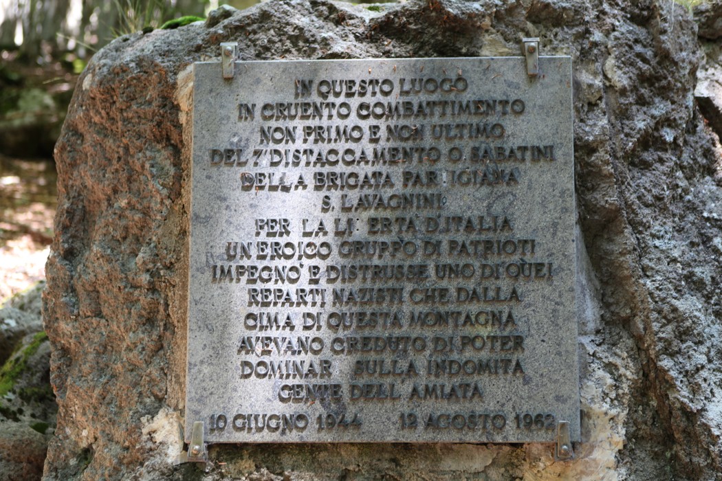 Lapide commemorativa dedicata alla brigata Lavagnini, situata in un contesto naturale e storico.