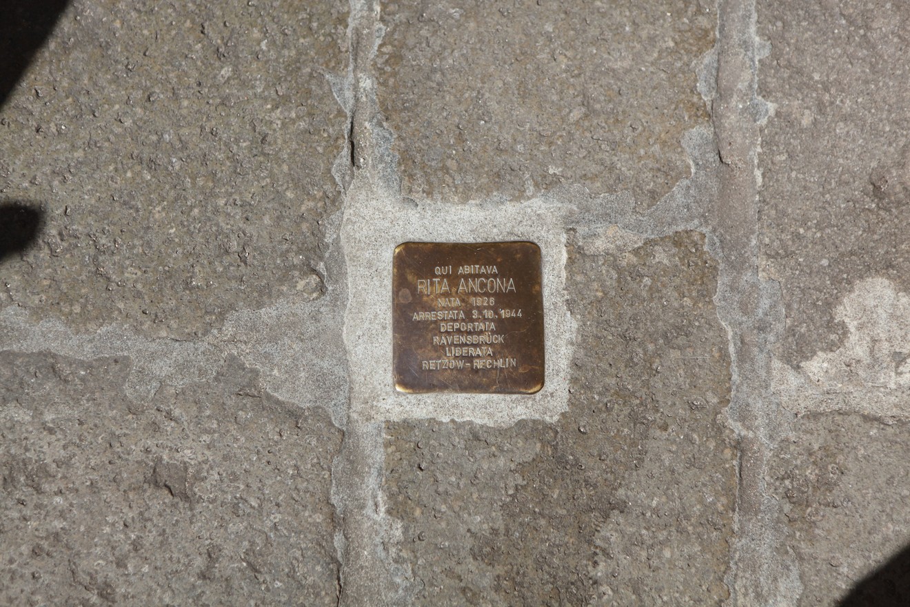 Pietra d'inciampo a Ancona commemorativa di vittime della persecuzione nazista.