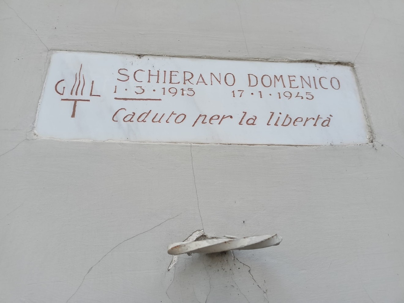 Lapide commemorativa in onore di Schierano Domenico, caduto per la libertà, con date significative.