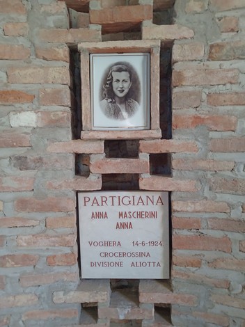 Sacrario dei martiri di Biagasco, commemorazione di Anna Mascherini, partigiana, con foto e targa commemorativa.