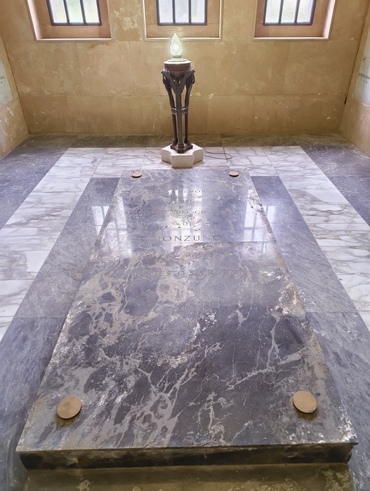 Sacrario dei Martiri di Marzabotto: monumento commemorativo con pietre e simboli in onore delle vittime.