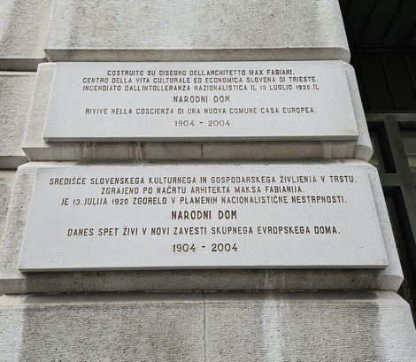 Lapide commemorativa al rogo del "Narodni Dom", simbolo della cultura slovena a Trieste.