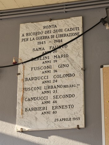 Lapide commemorativa ai caduti di Ronta durante la guerra di Liberazione, datata 25 aprile 1953.