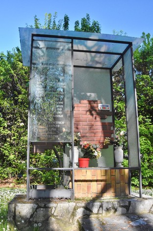 Monumento ai Caduti per la libertà di San Faustino, commemorazione in un contesto naturale.