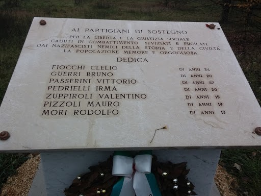 Lapide commemorativa dedicata ai partigiani di Sostegno, caduti nella lotta per libertà e giustizia sociale.