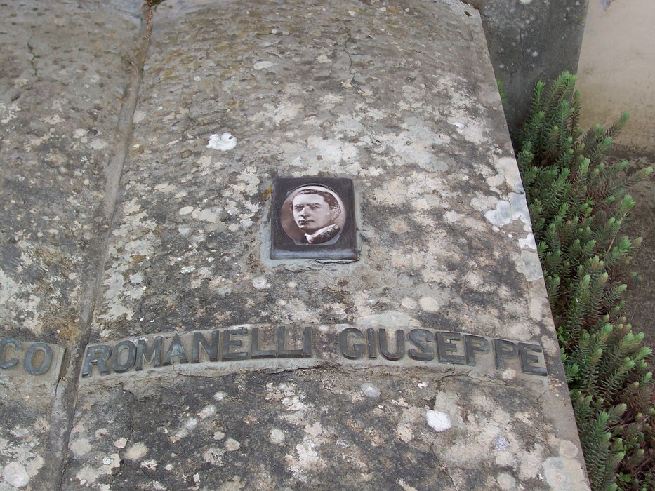 Sepolcro dei caduti di Pian d'Albero, commemorazione dei militari in un luogo di memoria e riflessione.