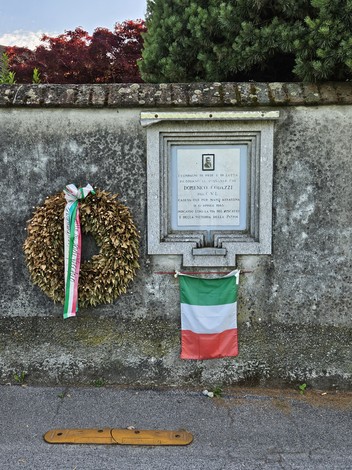 Lapide commemorativa a Codazzi, circondata da una corona di alloro e una bandiera italiana.