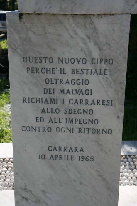Monumento a Montolli, dedicato alla memoria di eventi storici significativi, situato a Carrara.