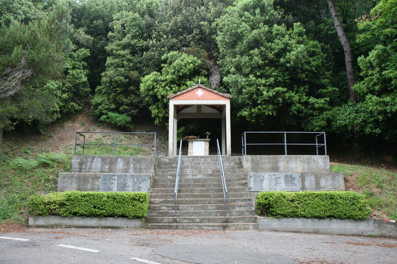 Monumento ai caduti de La Romagna, dedicato alla memoria dei soldati, immerso nella natura.