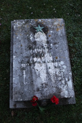 Monumento ai partigiani pratesi, commemorazione dei caduti con stella e fiori, simbolo di resistenza e libertà.