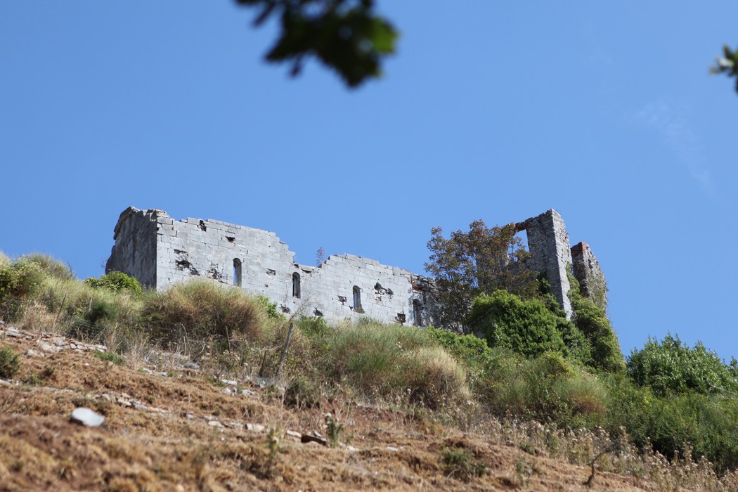 Rovine storiche immerse nella natura, commemorano il quarantennale della Liberazione.