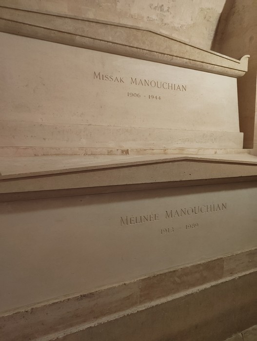 Lapide in pietra con iscrizioni dedicate a Missak Manouchian e Mélinée Manouchian.