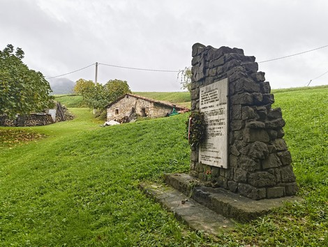Monumento ai caduti di San Giovanni di Sotto, immerso nel verde, con un'atmosfera di commemorazione e rispetto.