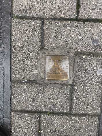 Pietra d'inciampo a Rabà, commemorazione di una vittima della Shoah con informazioni storiche.