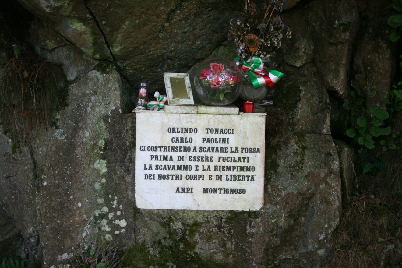 Lapide commemorativa dedicata a Orlindo Tonacci e Carlo Paolini, situata ad Alpi Montonoso.