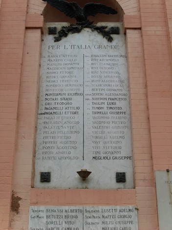 Lapidi commemorative ai caduti di Castellarano in memoria degli eroi della prima e seconda guerra mondiale.