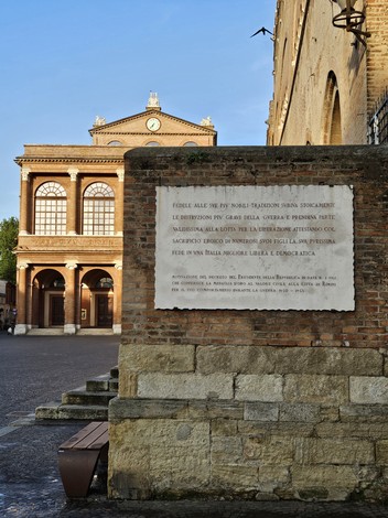 Lapide commemorativa che onora il sacrificio di chi è stato insignito della Medaglia d'Oro al Valor Civile.