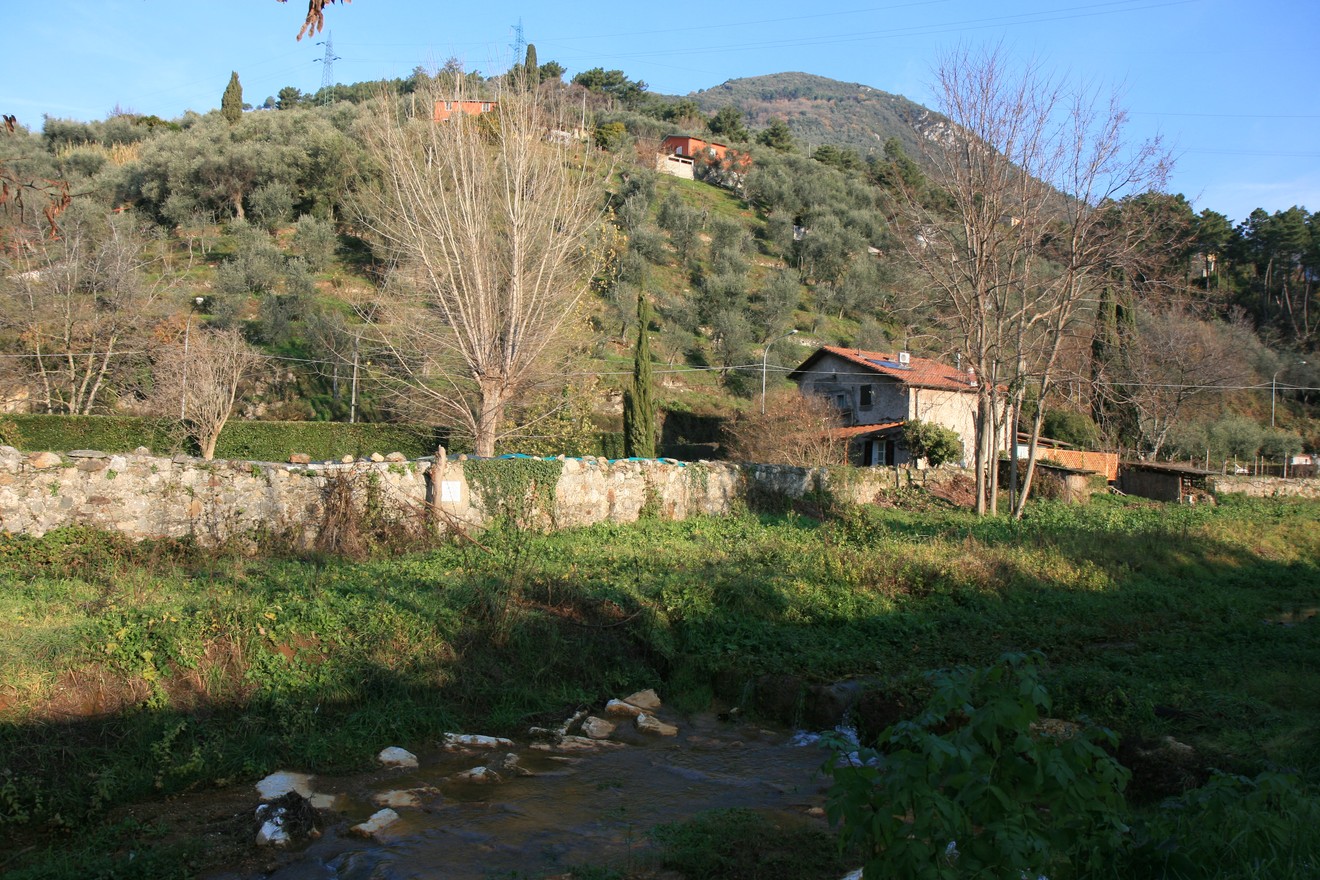 Vista panoramica della storica "Lapide del Baccatoio" immersa nel verde delle colline toscane.