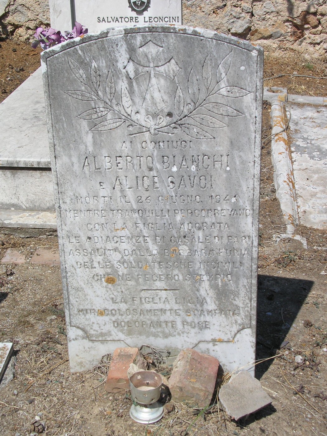 Sepolcro di Alberto Bianchi e Alice Savoi, commemorazione di una coppia in un cimitero storico.