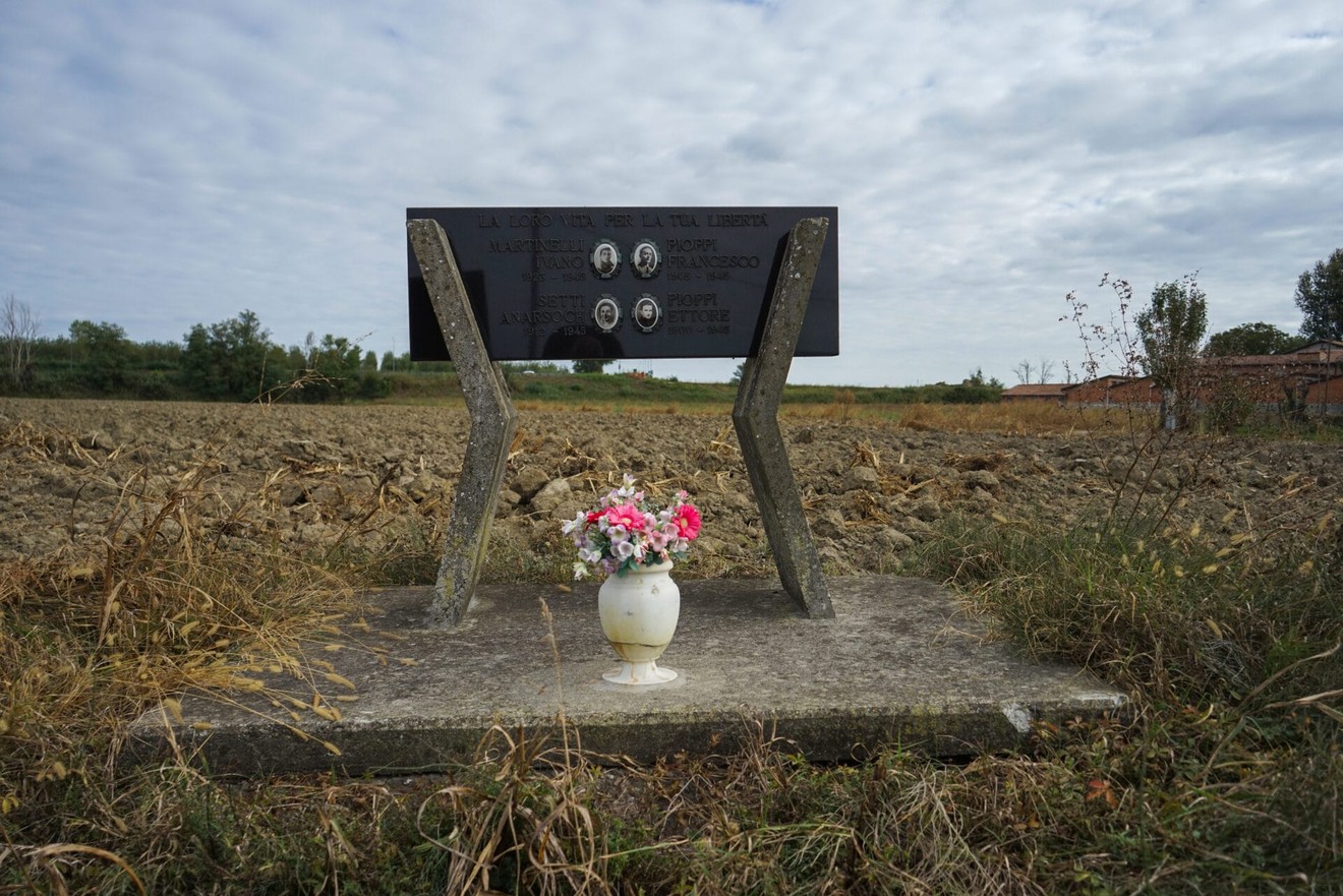 Monumento ai Pioppi, Setti e Martinelli, con fiori in un contesto di campagna. Rappresenta una commemorazione significativa.