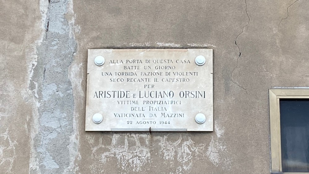 Lapide commemorativa dedicata ad Aristide e Luciano Orsini, vittime della violenza nel 1944.