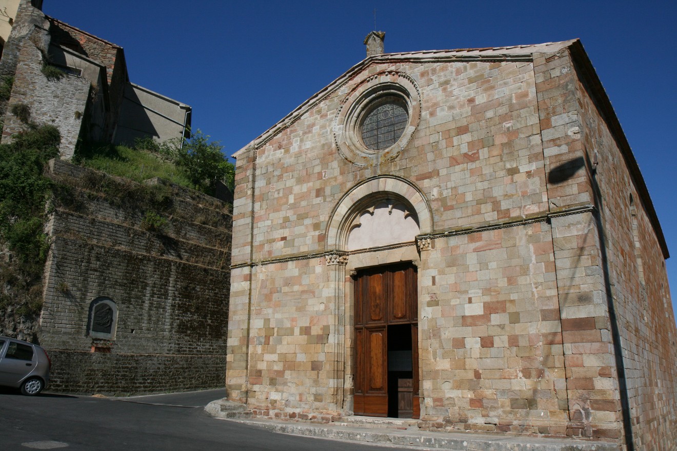 Lapide di Buriano: chiesa storica in pietra, con facciata semplice e elementi architettonici distintivi.