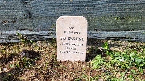 Cippo commemorativo in onore di Eva D'Antimi, vittima delle truppe naziste il 6 giugno 1944.