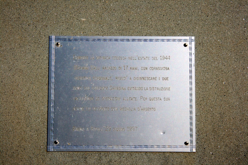 Cippo commemorativo dedicato a un giovane partigiano, simbolo di coraggio e resistenza.