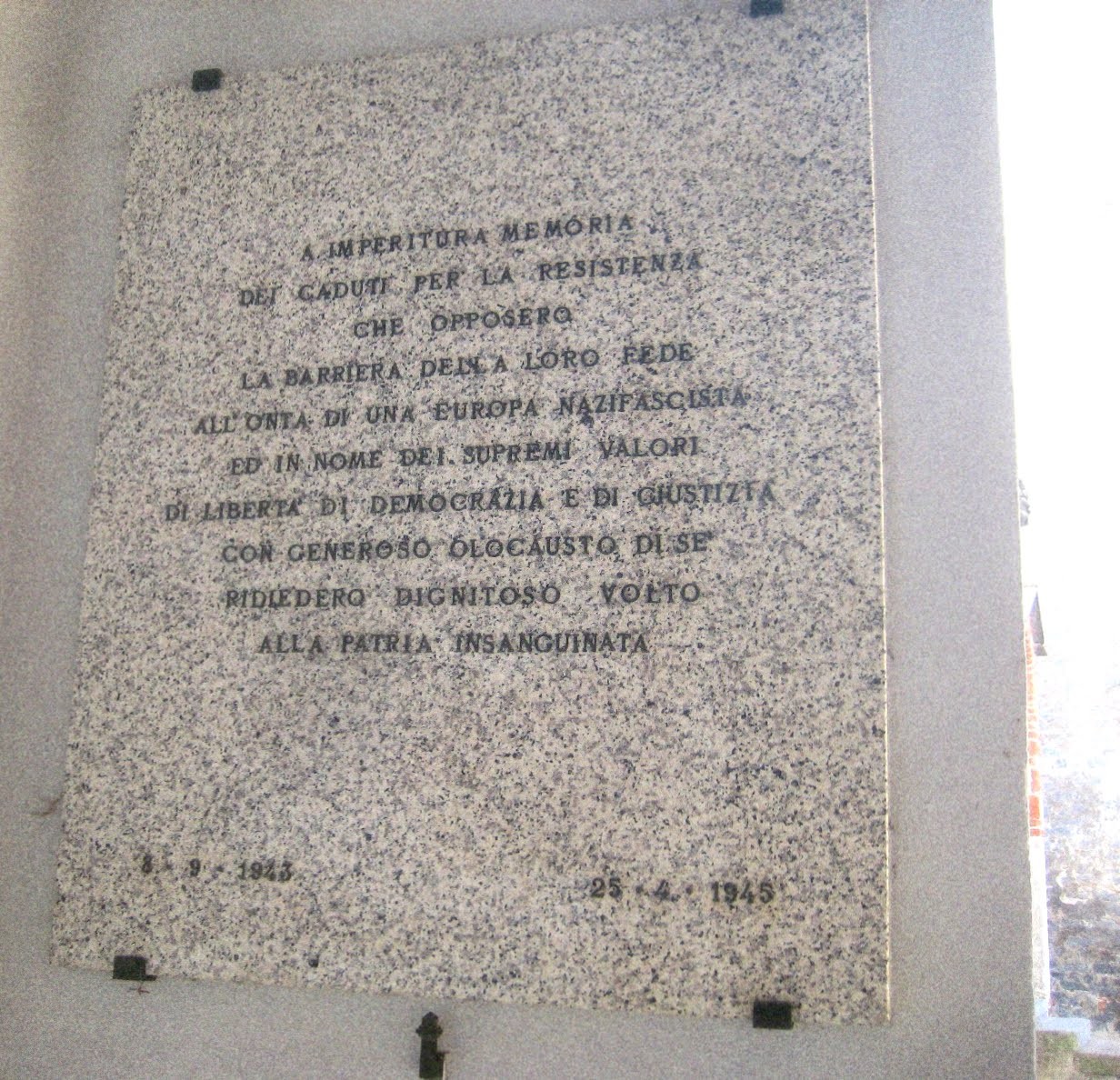 Lapide commemorativa ai caduti della Resistenza, dedicata ai valorosi oppositori del fascismo.