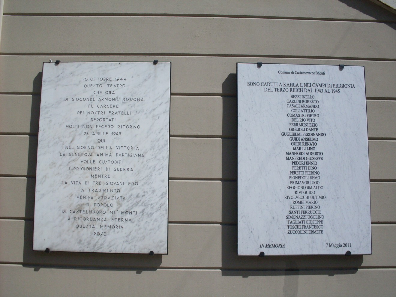 Lapidi commemorative del teatro, in memoria dei caduti nella Seconda Guerra Mondiale.