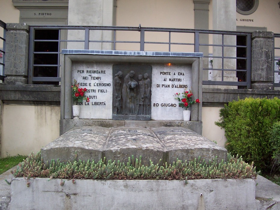 Sepolcro dei caduti di Pian d'Albero, monumento in memoria dei martiri, con incisionsi e fiori.