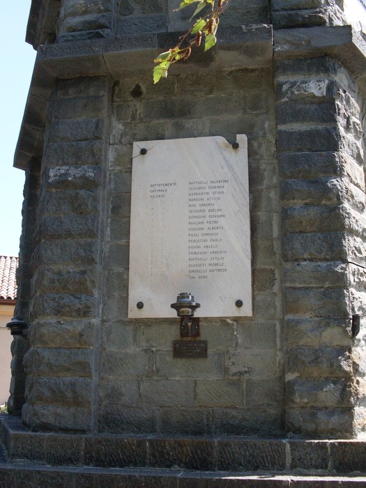 Lapidi commemorative ai caduti di Ligonchio, monumento in pietra con nomi incisi.