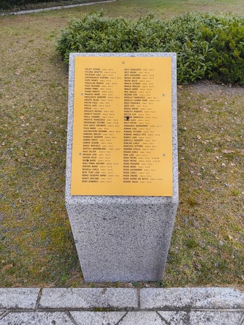 Placca commemorativa nel Cimitero militare italiano di Zehlendorf, con nomi dei caduti.