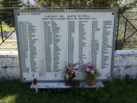 Monumento commemorativo ai martiri di Vinca, onorando le vittime delle stragi del 1944.