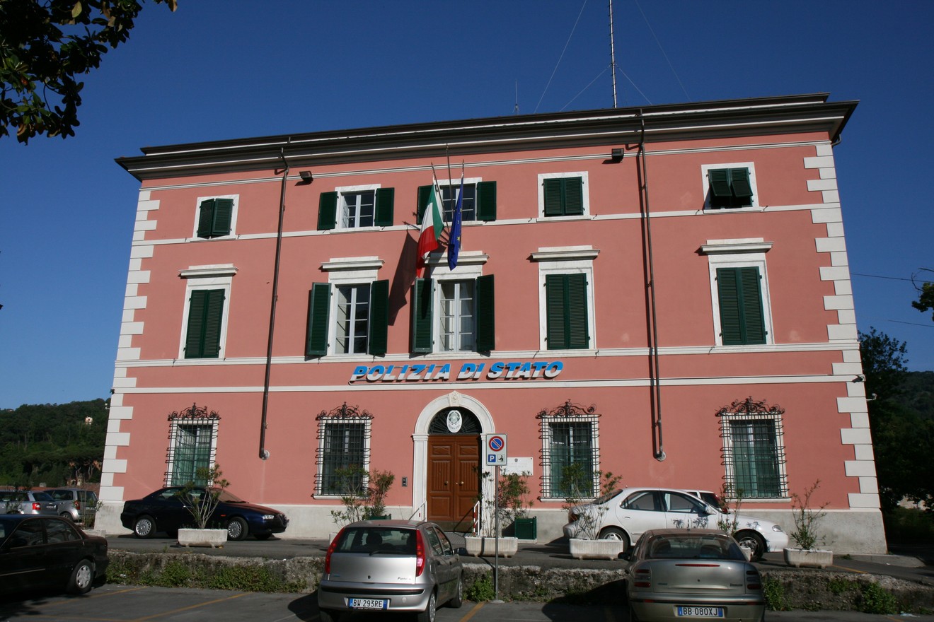 Cippo commemorativo dell'assalto alla caserma, simbolo di eventi storici significativi.