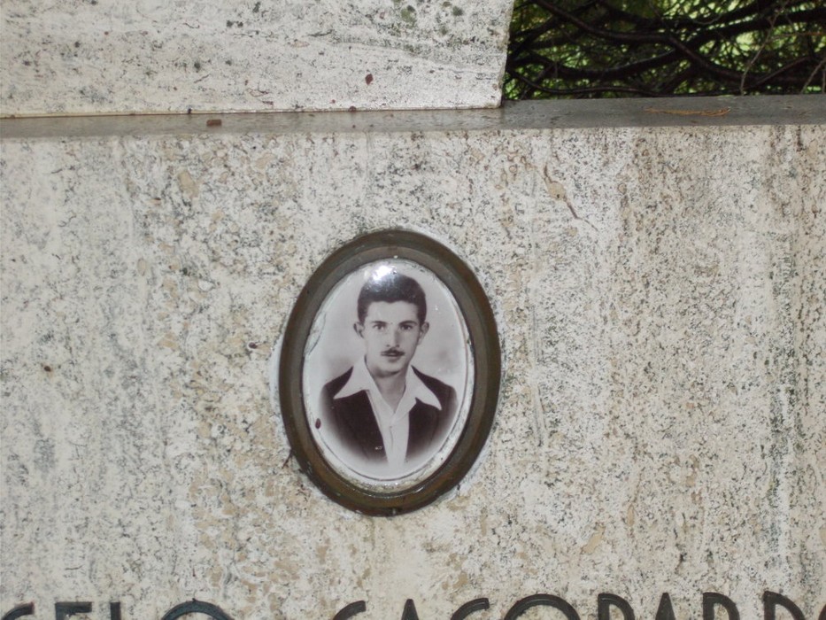 Monumento dedicato a Cacopardo, con una foto in ricordo e un'iscrizione commemorativa.